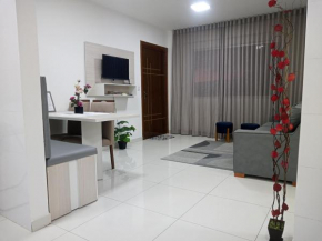 Apartamento completo 3 quartos Suíte Sala Cozinha Lavanderia e perto de tudo